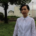 白いシャツと長い前髪