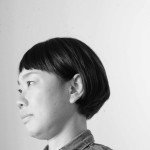 首元スッキリシャツにボブヘアー